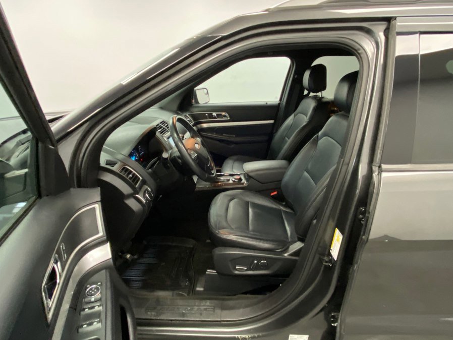 Used 2017 Ford Explorer XLT w/ Equipment Group 202A AWD/4WD image 20