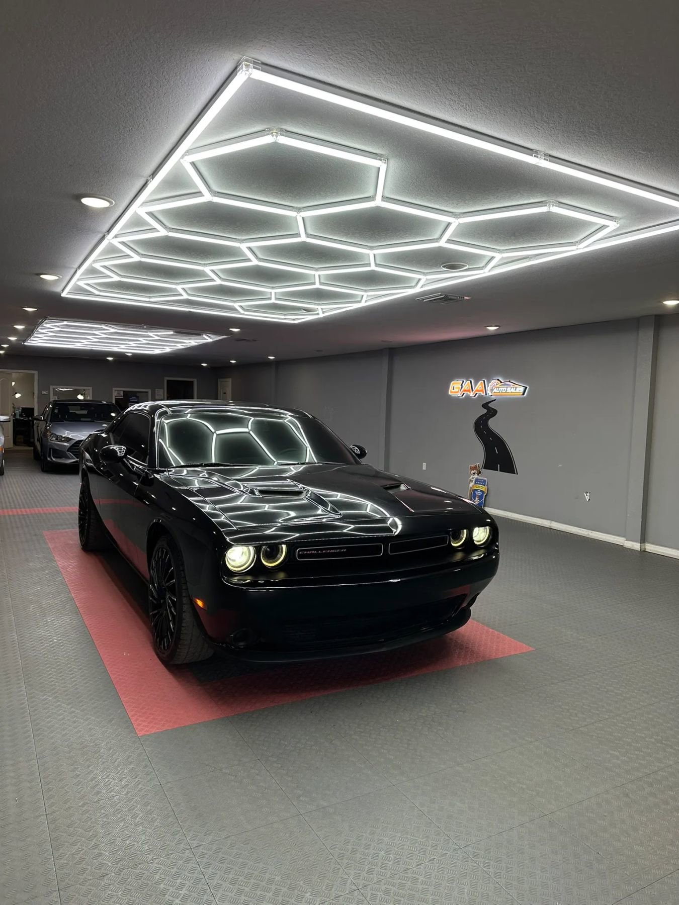 Used 2018 Dodge Challenger SXT RWD image 1