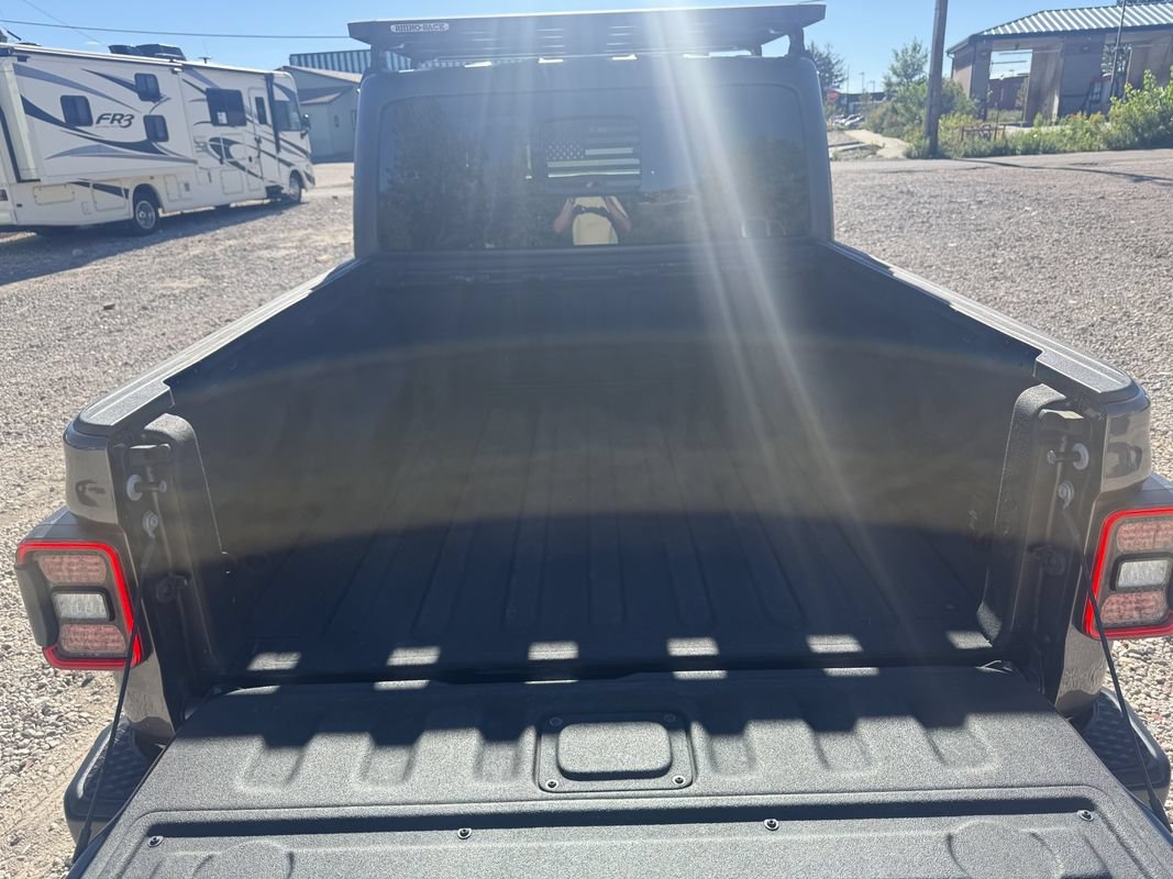 Used 2020 Jeep Gladiator Overland AWD/4WD image 14