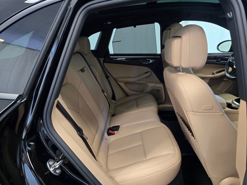 Certified 2025 Porsche Macan image 24