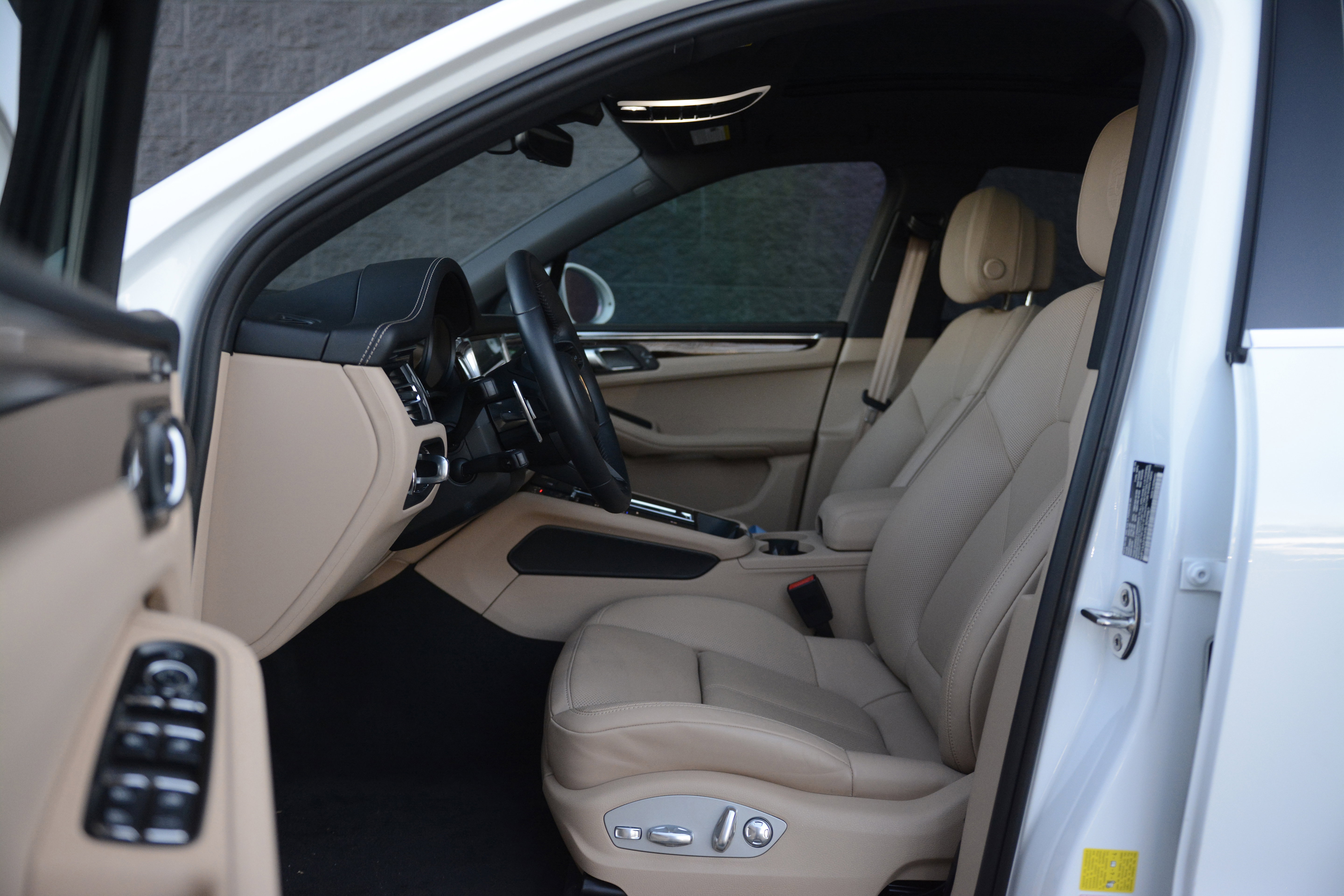 Certified 2025 Porsche Macan image 15