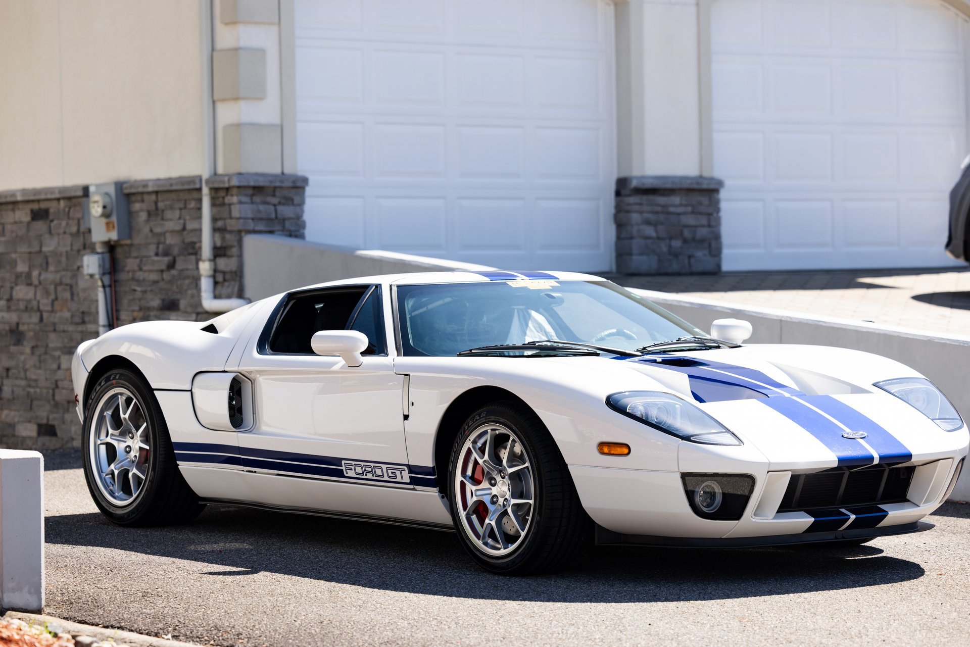 Used 2006 Ford GT RWD image 12