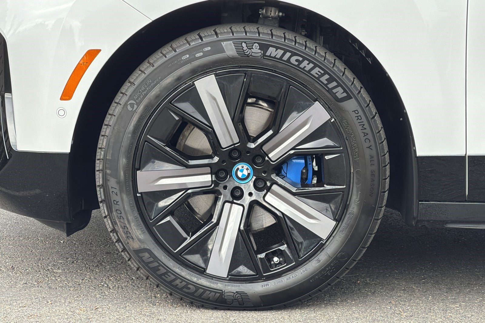Used 2024 BMW iX xDrive50 w/ Sport Package AWD/4WD image 39