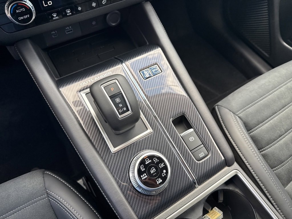 New 2025 Mitsubishi Outlander SE image 29