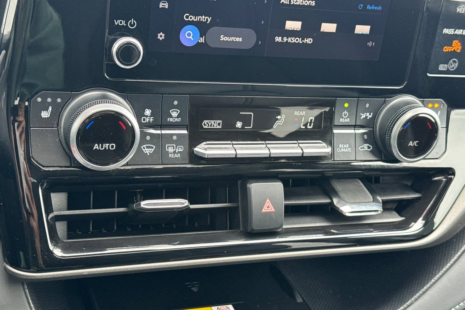 Used 2023 Toyota Highlander XLE image 26