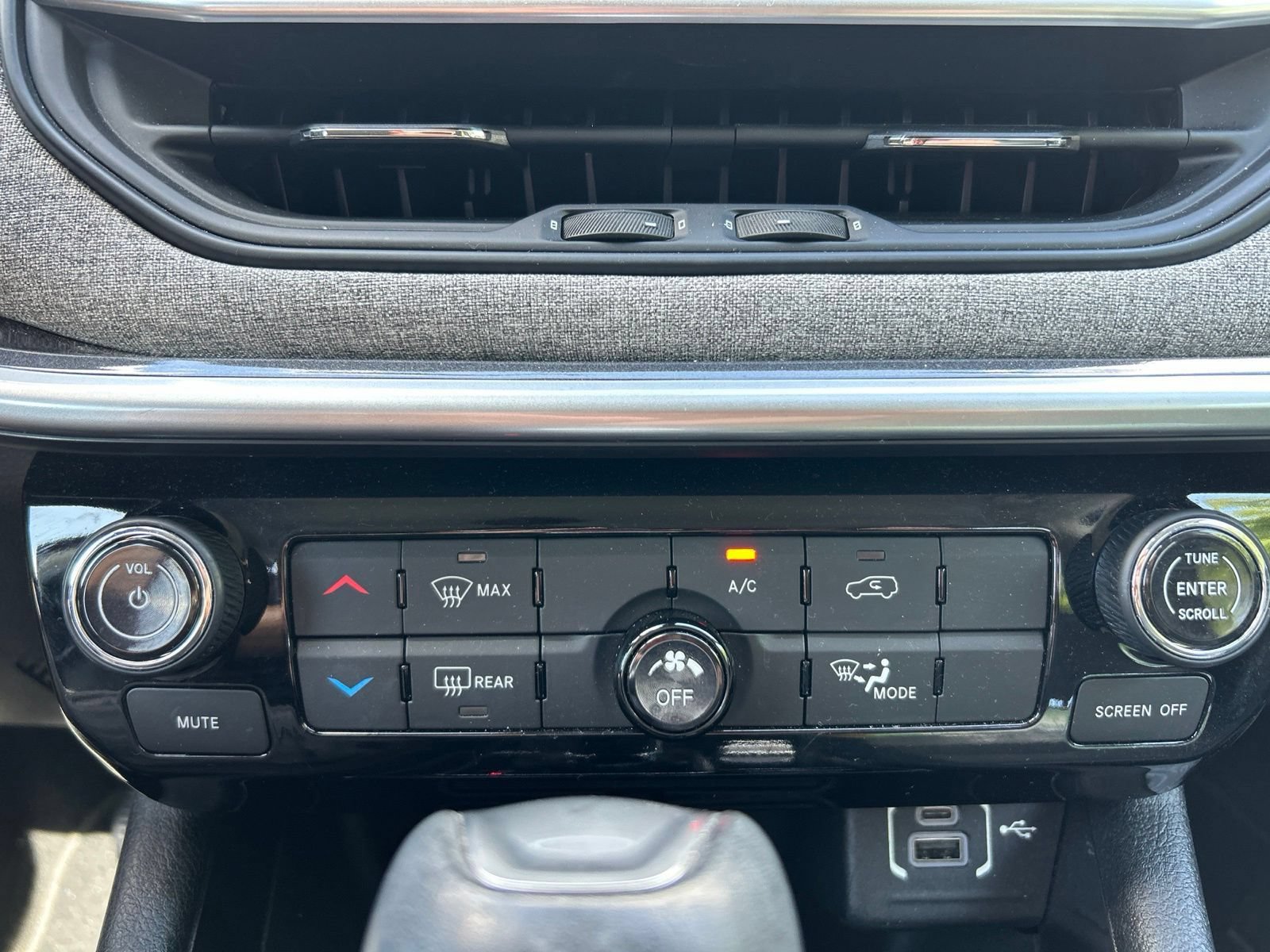 Used 2022 Jeep Compass Latitude AWD/4WD image 30