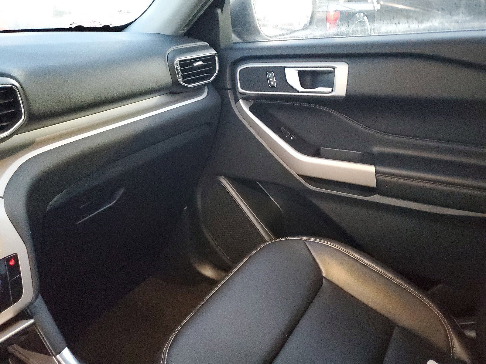 Used 2023 Ford Explorer XLT w/ Equipment Group 202A image 23