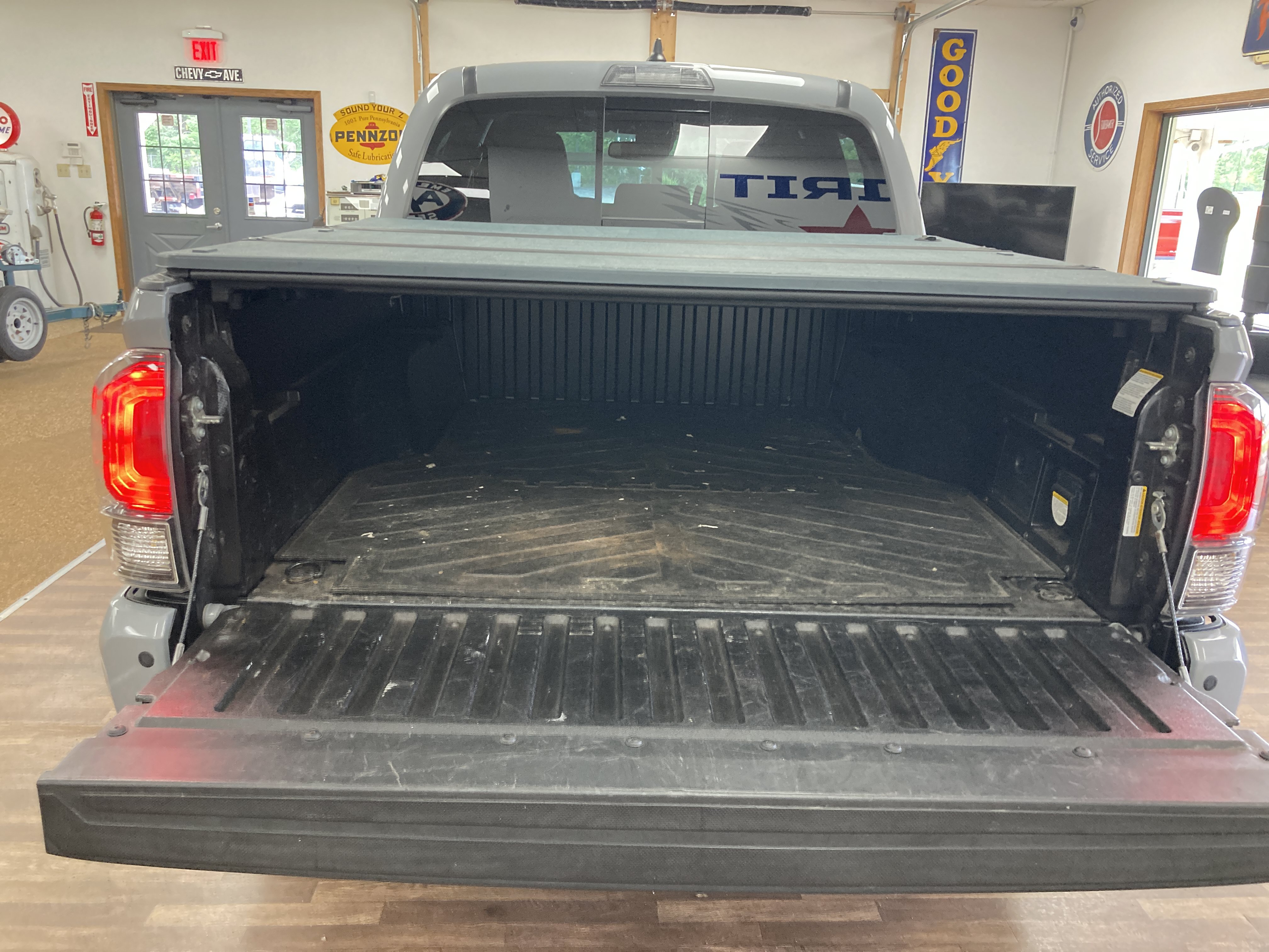 Used 2020 Toyota Tacoma Limited AWD/4WD image 17