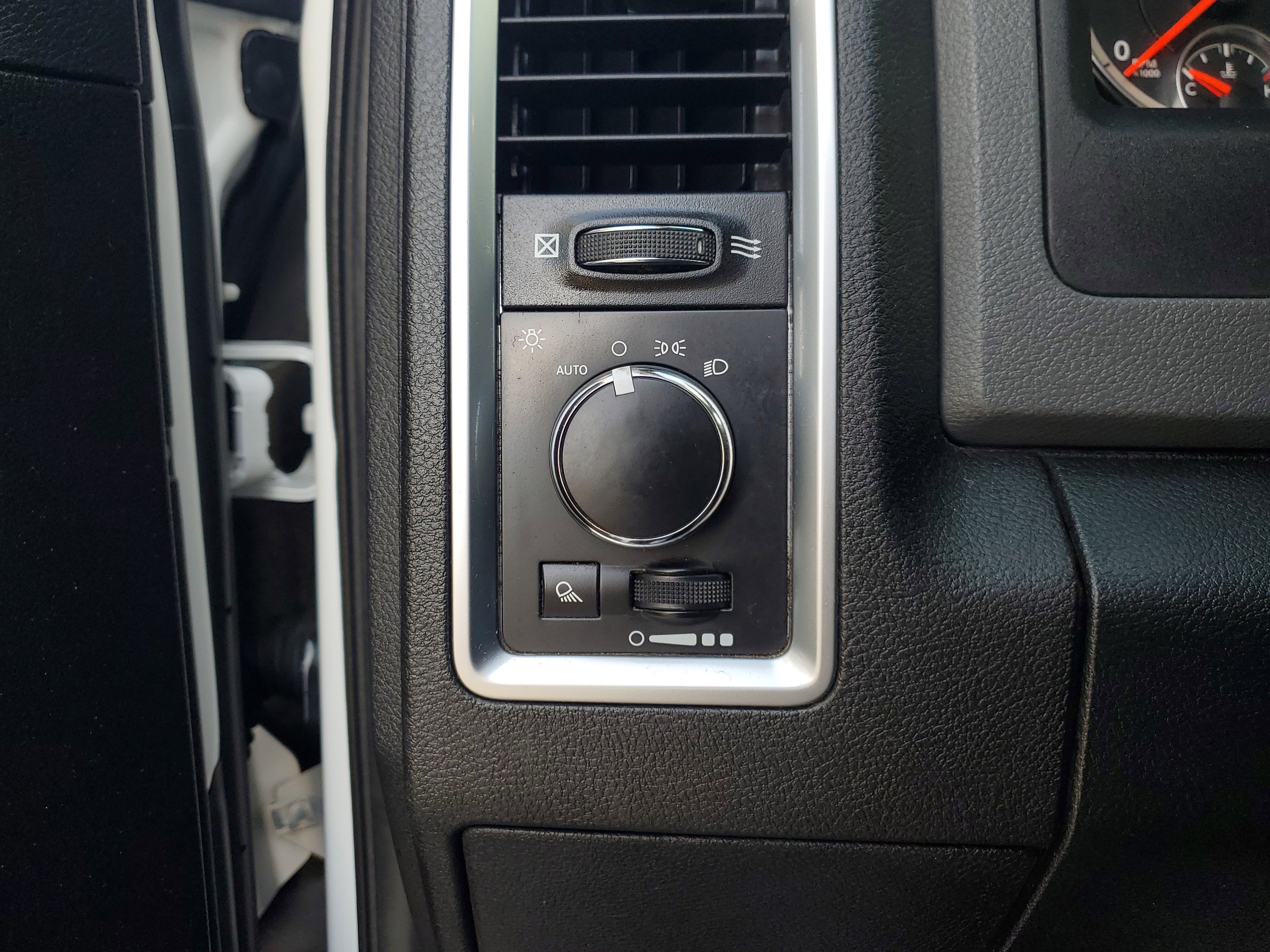 Used 2016 RAM 1500 Classic SLT image 28