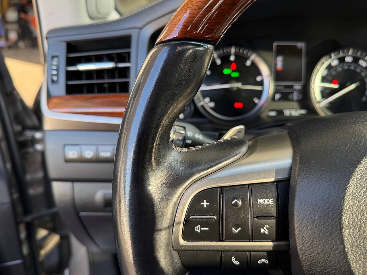 Used 2017 Lexus LX 570 4WD w/ Luxury Package image 57