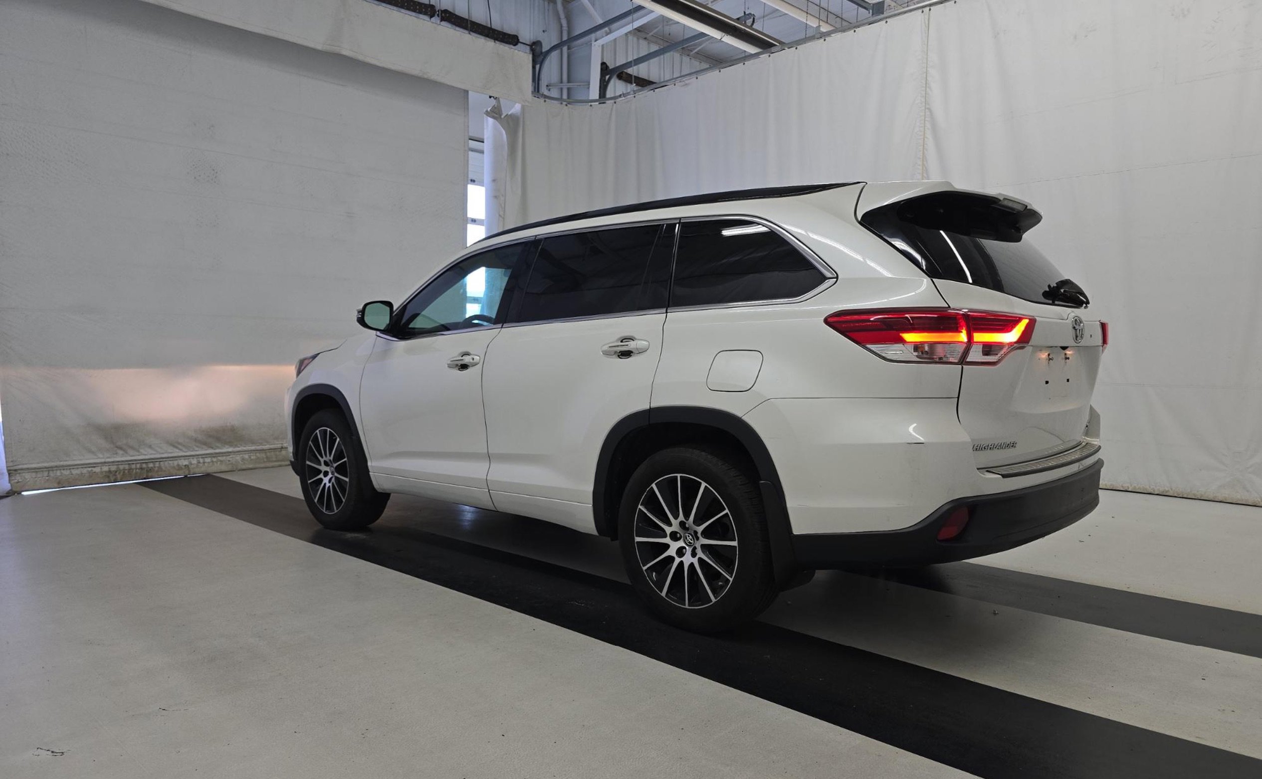 Used 2018 Toyota Highlander SE AWD/4WD image 3