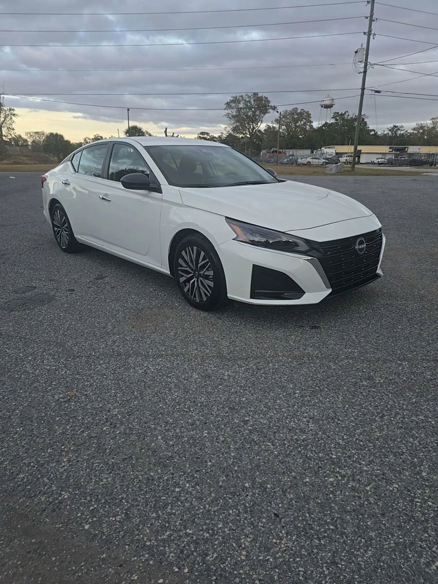 Used 2025 Nissan Altima 2.5 SV image 8