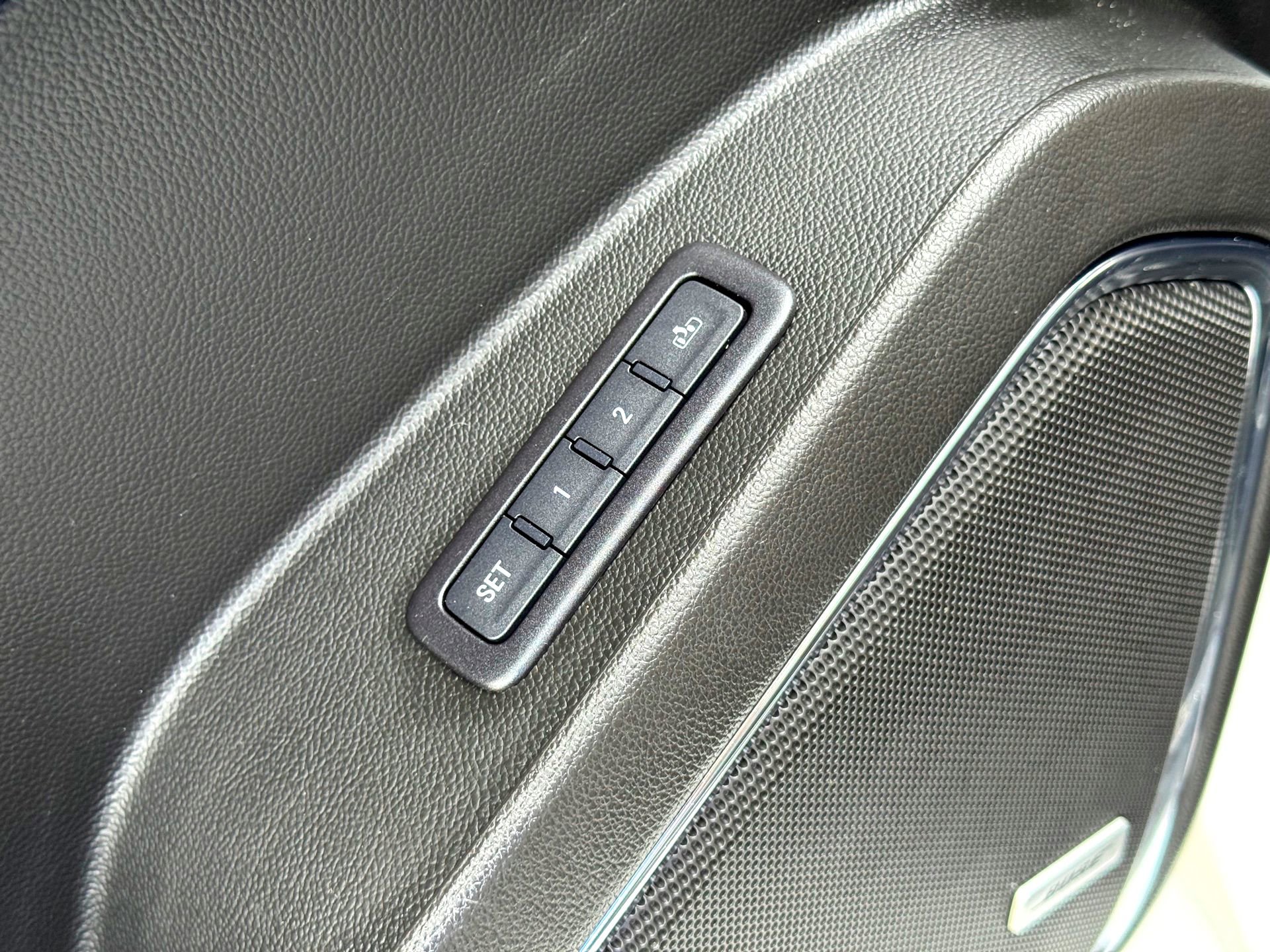 Used 2018 Chevrolet Suburban LT RWD image 16