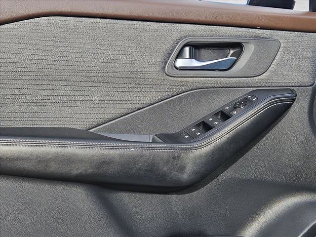 Used 2023 Nissan Rogue SV image 11