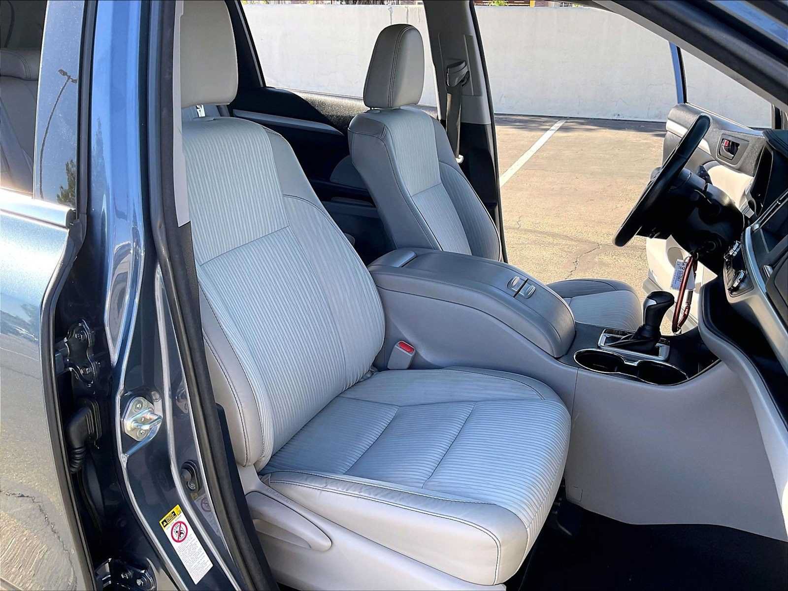 Used 2018 Toyota Highlander Plus w/ Carpet Mat Package (TMS) FWD image 12