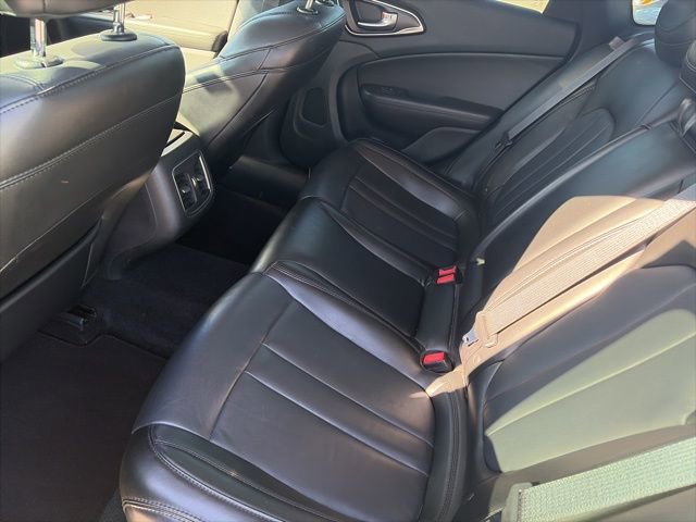 Used 2017 Chrysler 200 Limited Platinum w/ Comfort & Convenience Group FWD image 7