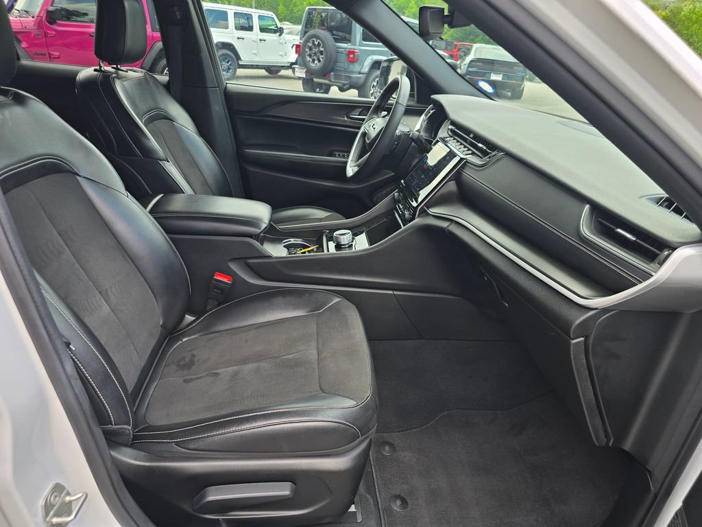 Used 2024 Jeep Grand Cherokee Altitude AWD/4WD image 27