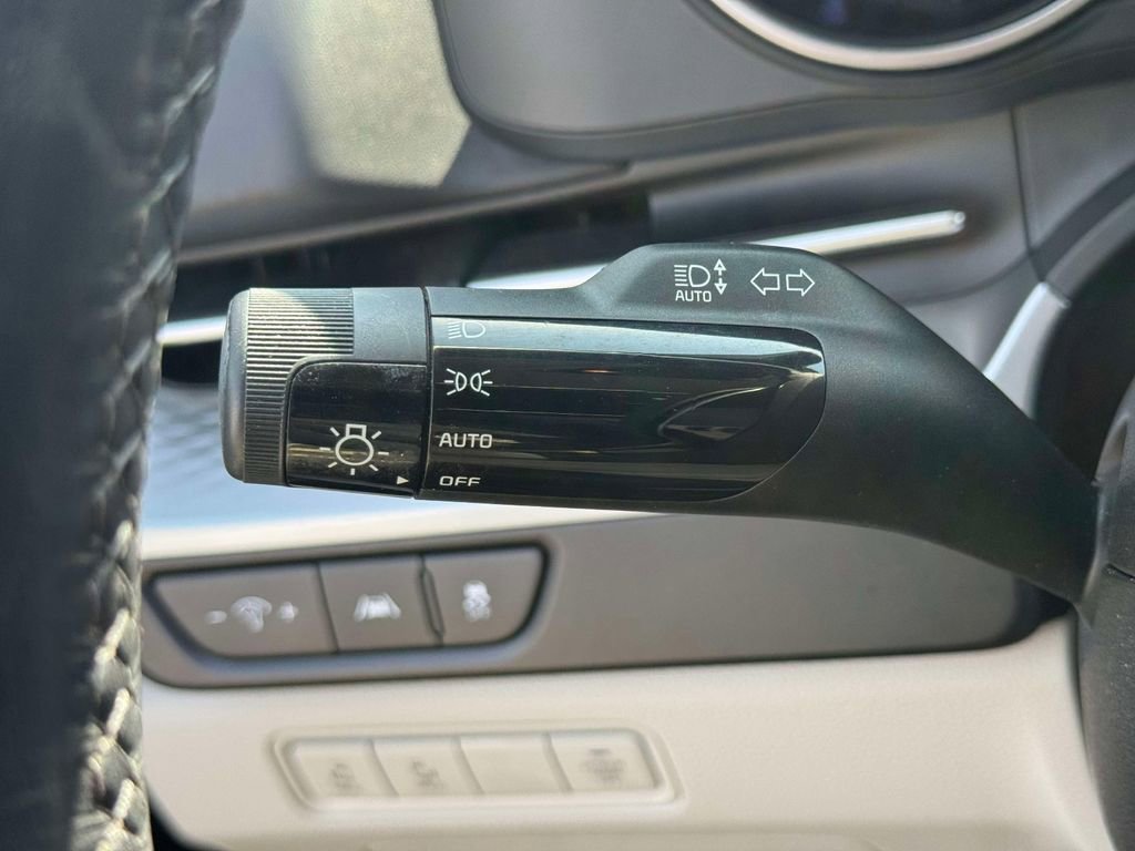 Used 2024 Kia Carnival LX FWD image 22