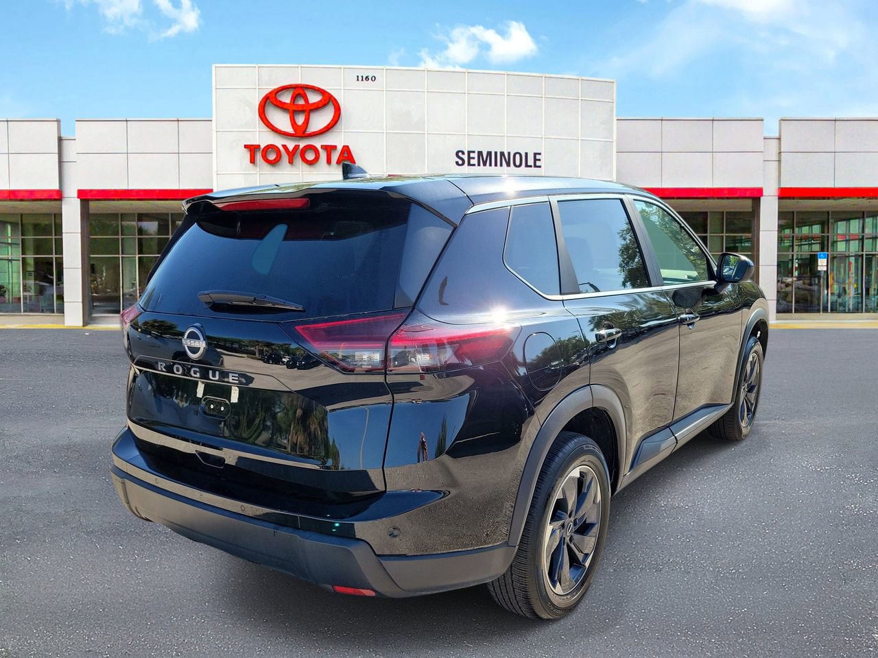 Used 2025 Nissan Rogue SV image 3