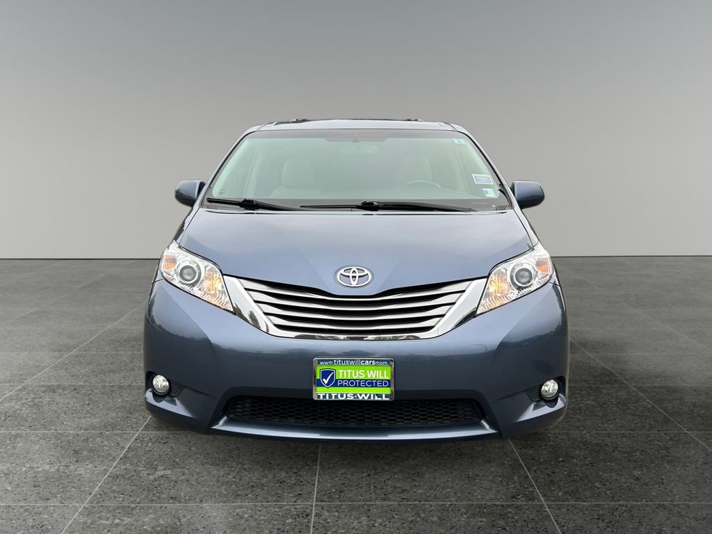 Used 2017 Toyota Sienna XLE Premium image 2