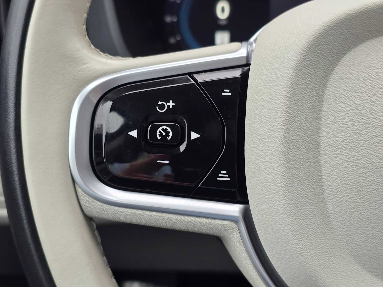 Certified 2023 Volvo XC60 B5 Ultimate w/ Climate Package image 33