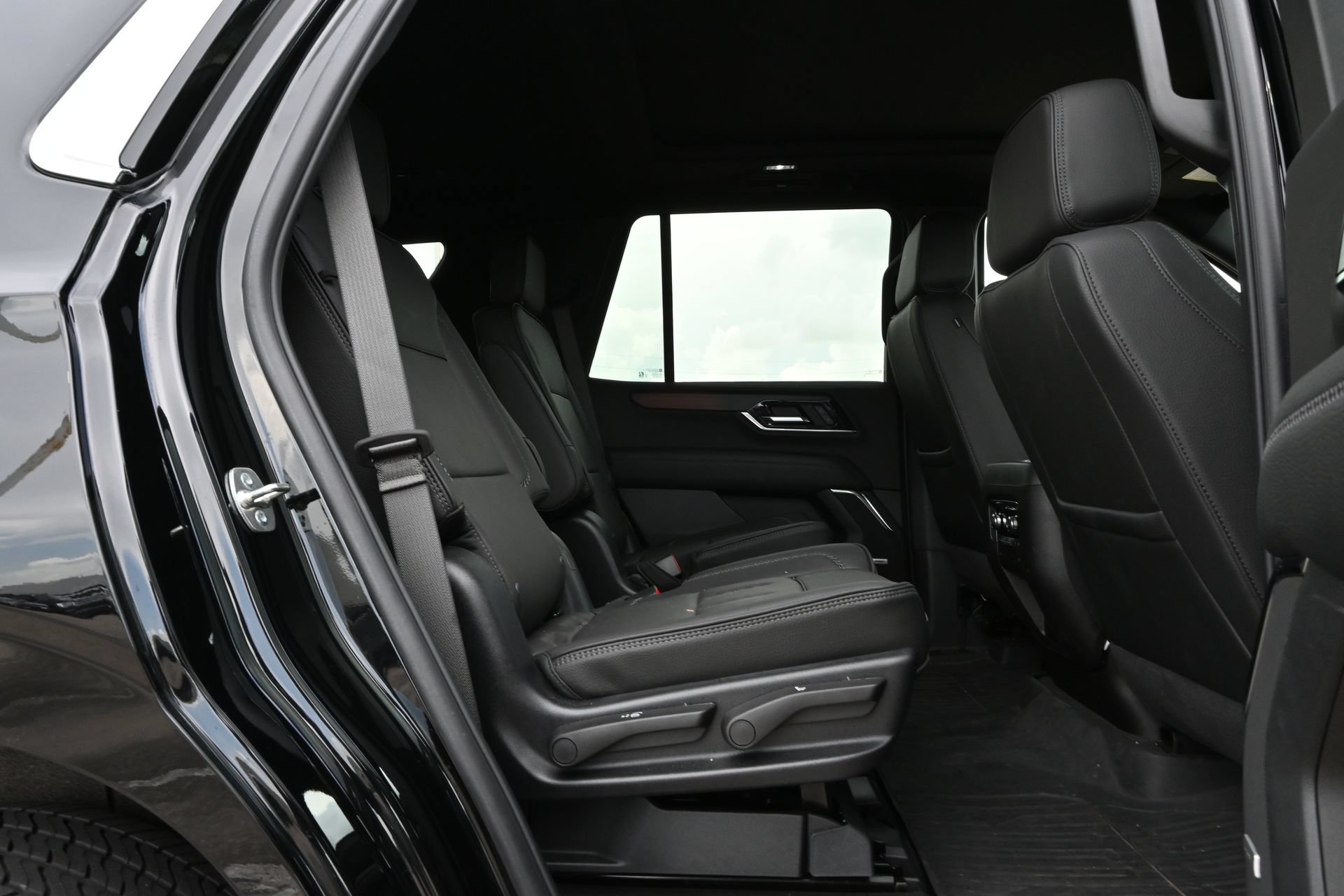 Used 2025 GMC Yukon Denali w/ Sun & Power Step Package RWD image 25