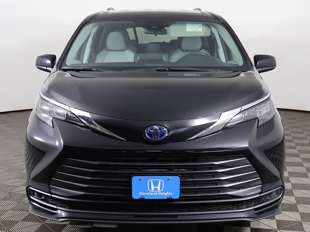 Used 2024 Toyota Sienna LE AWD/4WD image 10