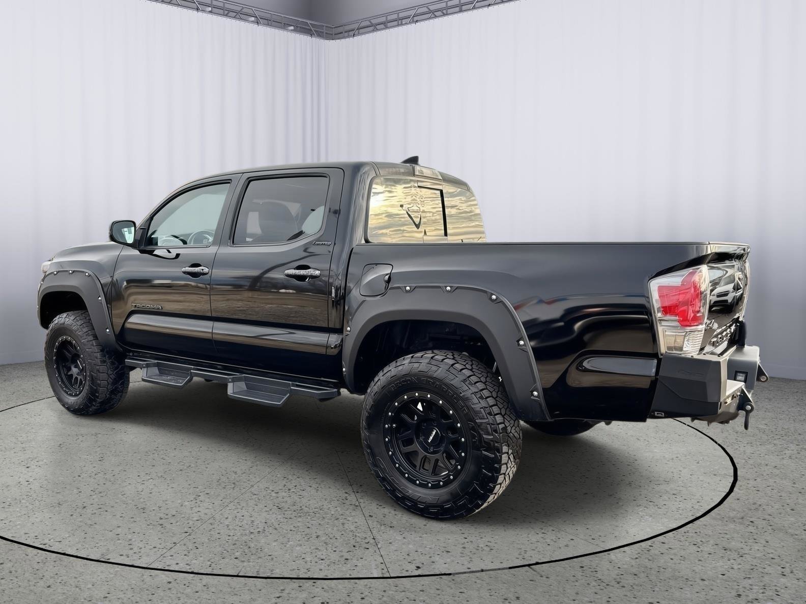Used 2017 Toyota Tacoma Limited w/ Tow Package image 10
