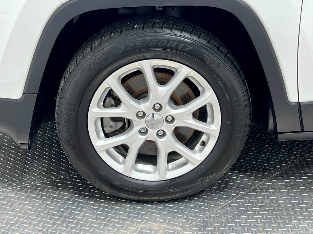 Used 2018 Jeep Cherokee Latitude Plus w/ Comfort/Convenience Group image 34