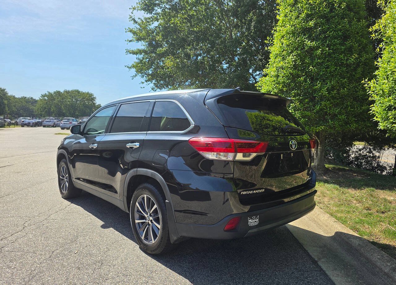 Used 2019 Toyota Highlander XLE AWD/4WD image 3