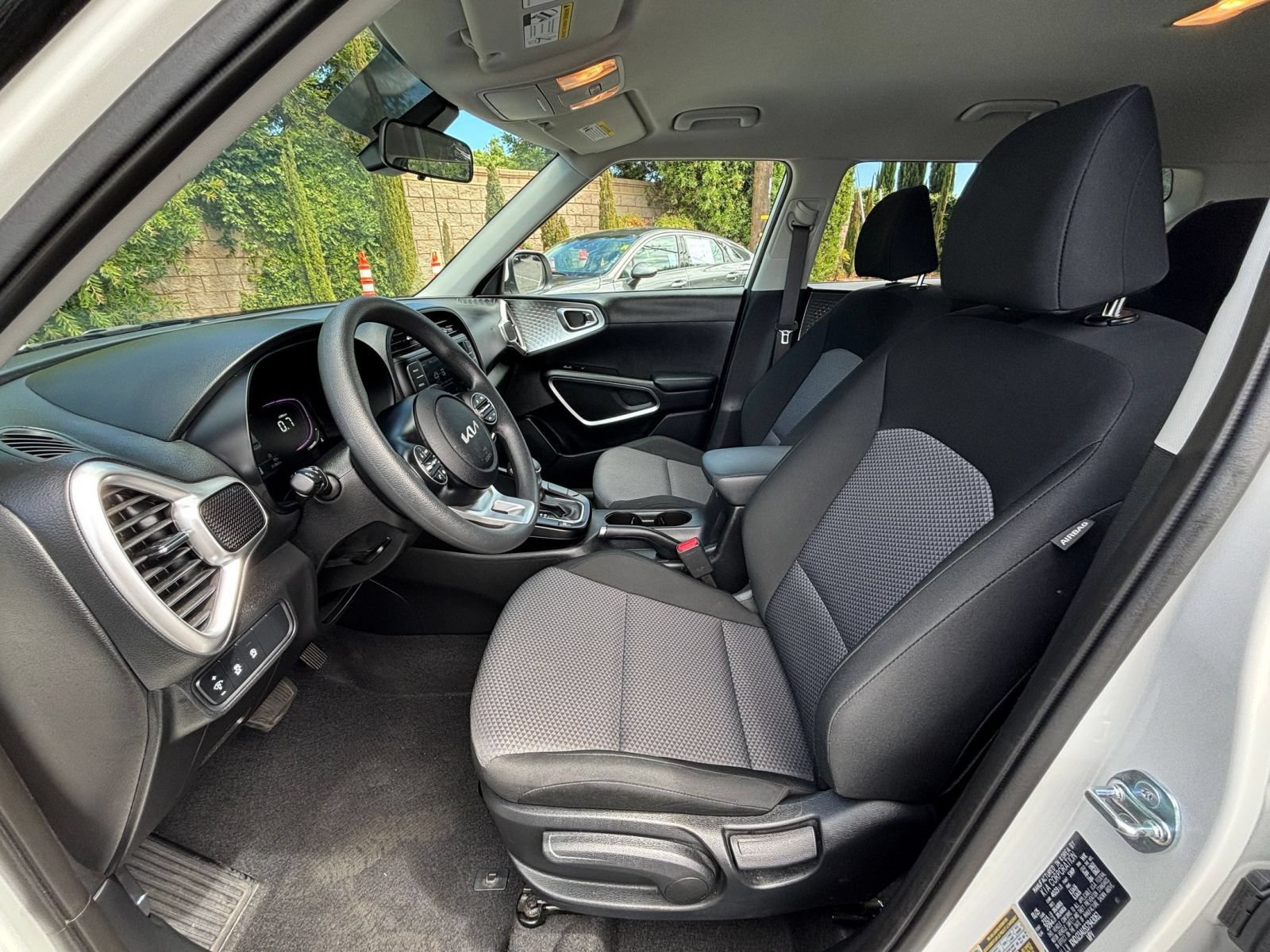Used 2025 Kia Soul LX w/ LX Technology Package FWD image 24