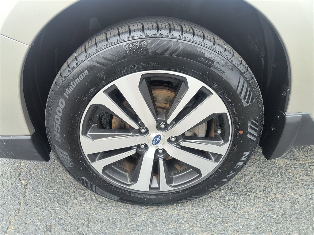 Used 2018 Subaru Outback 2.5i Limited AWD/4WD image 9