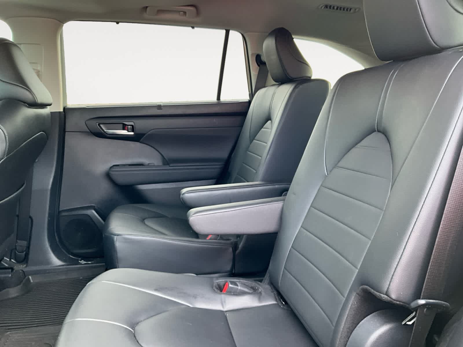 Used 2024 Toyota Highlander XLE AWD/4WD image 21