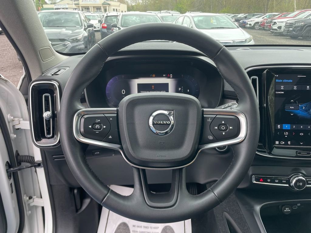 Used 2023 Volvo XC40 B5 Plus AWD/4WD image 18
