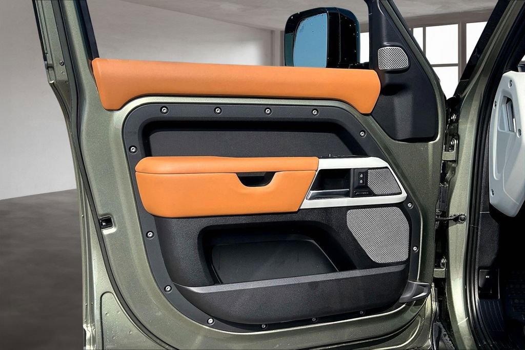 Used 2023 Land Rover Defender 130 SE image 18