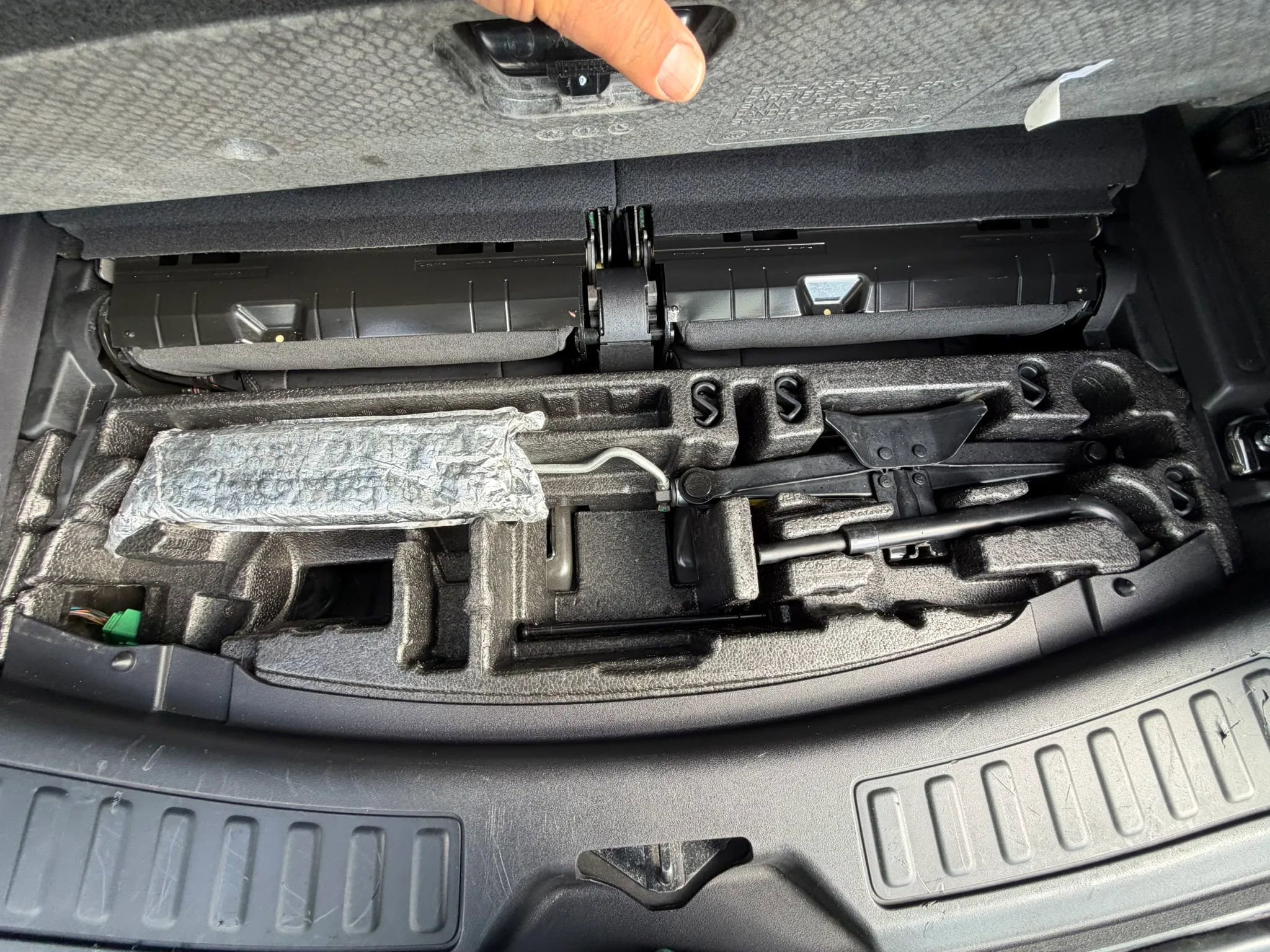 Used 2016 Land Rover Discovery Sport HSE Luxury image 19