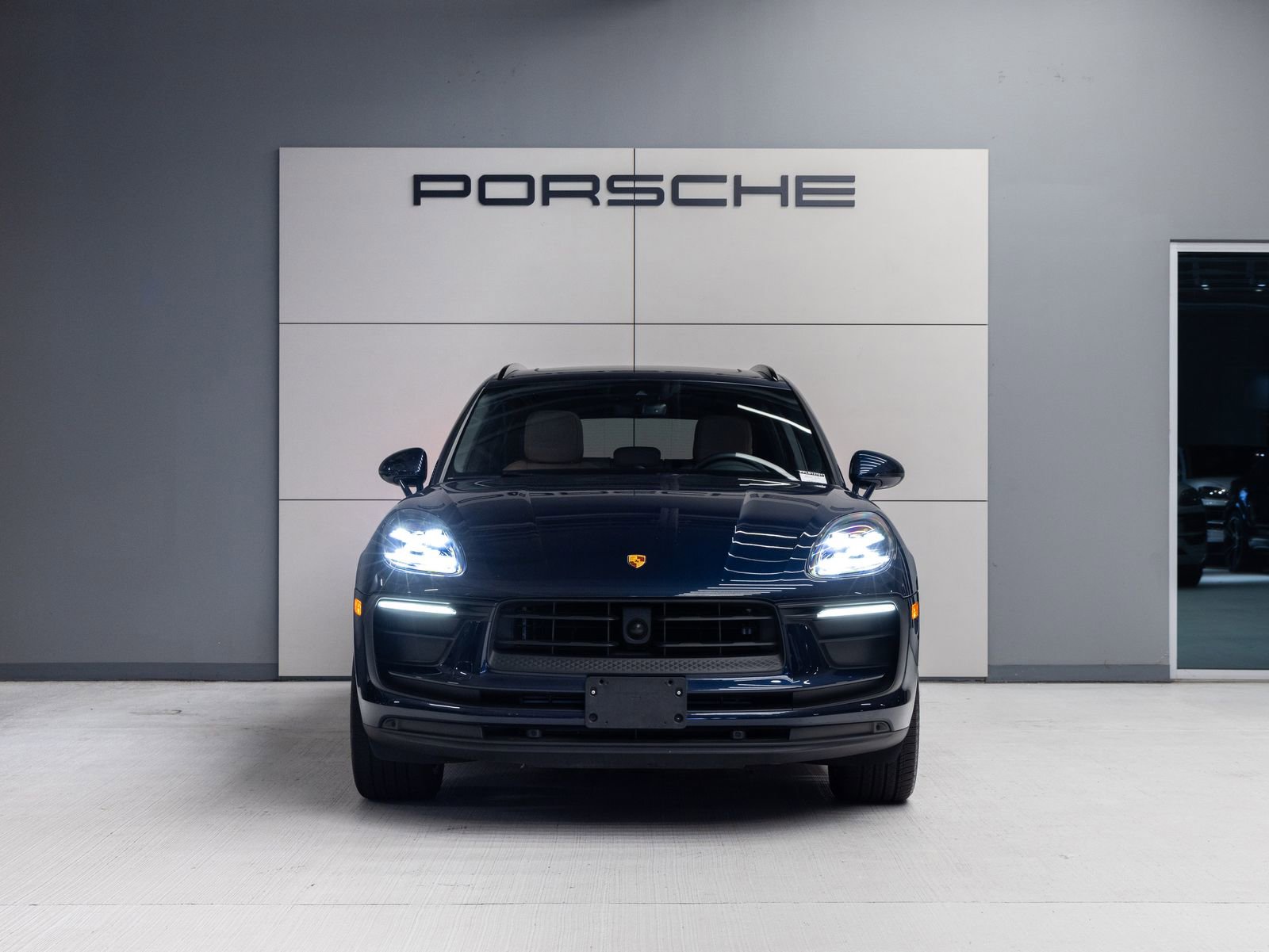 Certified 2023 Porsche Macan AWD/4WD image 10
