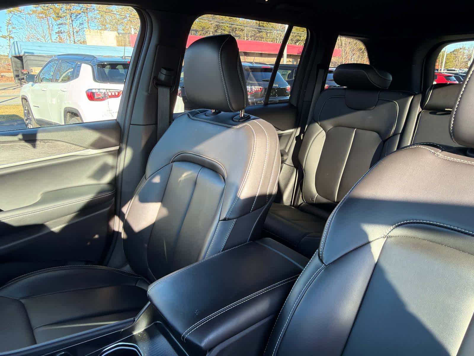 Used 2025 Jeep Grand Cherokee Limited w/ Black Appearance Package image 14