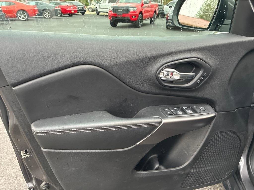 Used 2019 Jeep Cherokee Limited AWD/4WD image 9