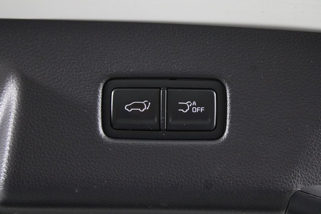 Used 2025 Kia Carnival EX FWD image 17
