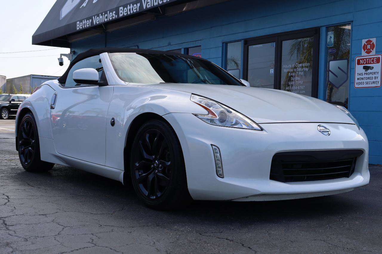 Used 2017 Nissan 370Z Touring RWD image 3