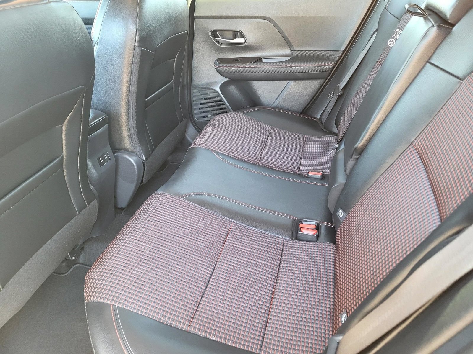 Used 2025 Nissan Kicks SR FWD image 16