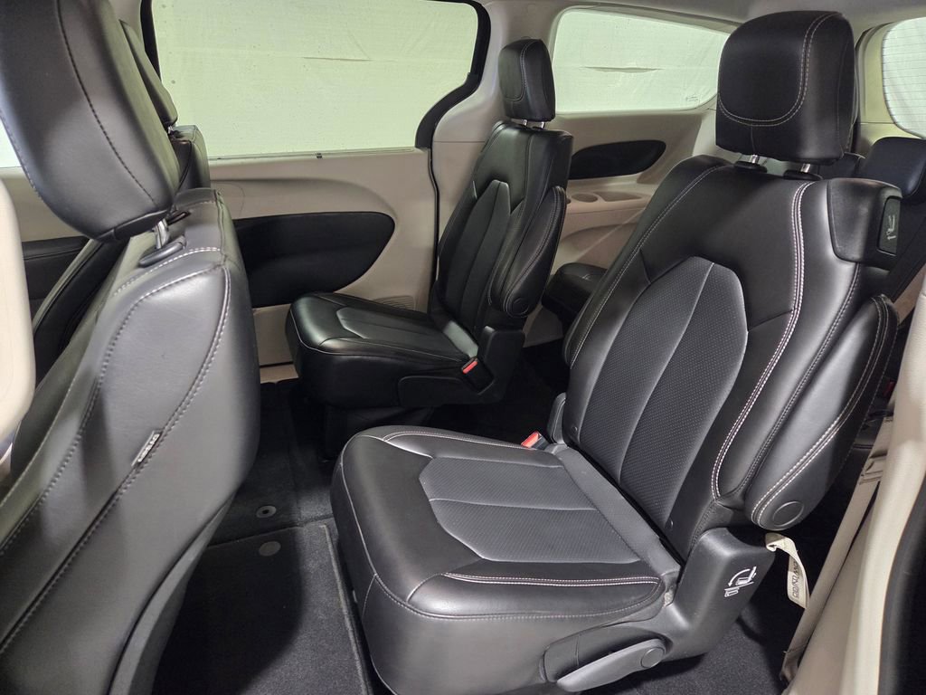 Used 2023 Chrysler Pacifica Touring-L image 15