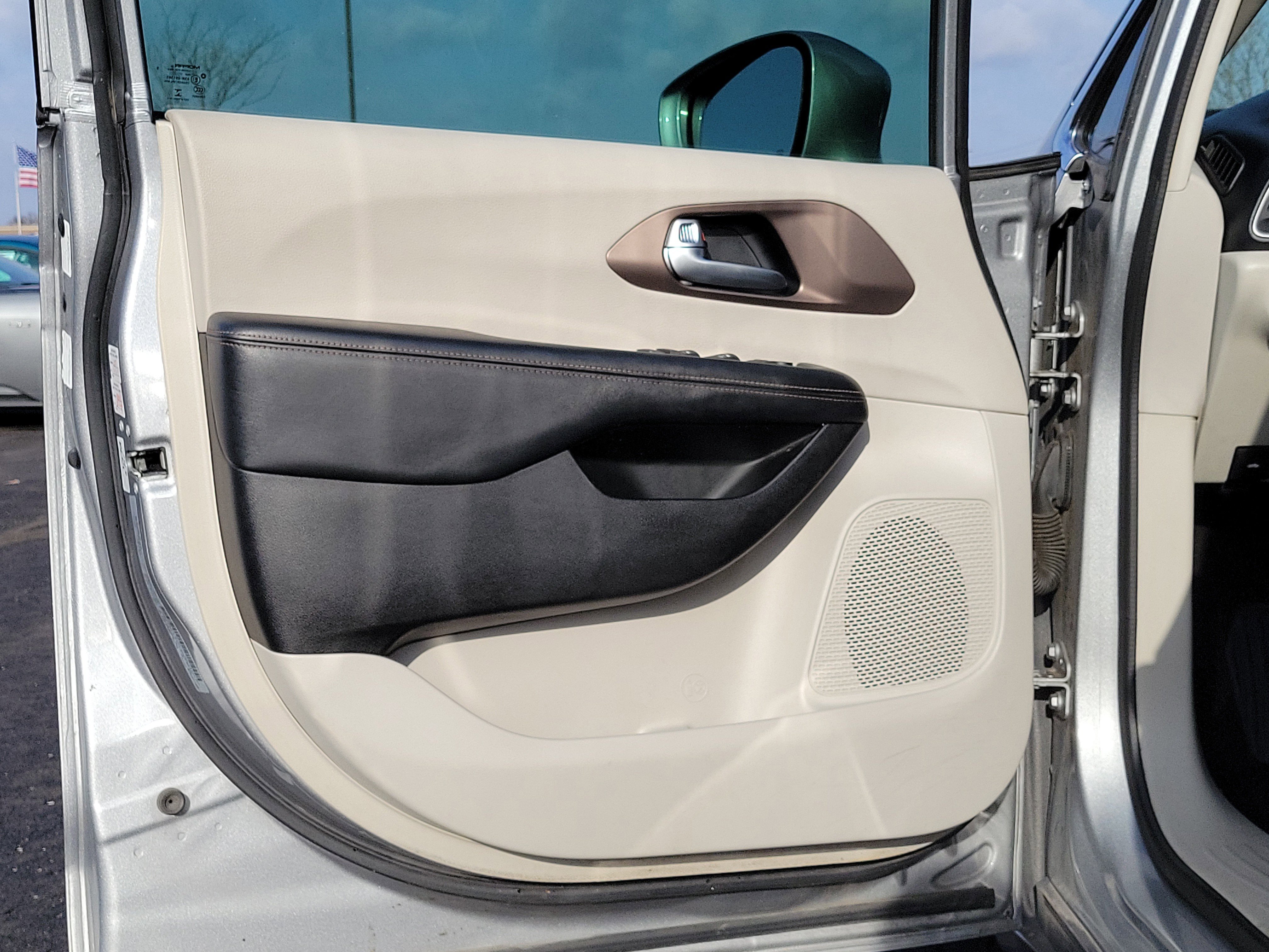 Used 2018 Chrysler Pacifica Touring-L image 17