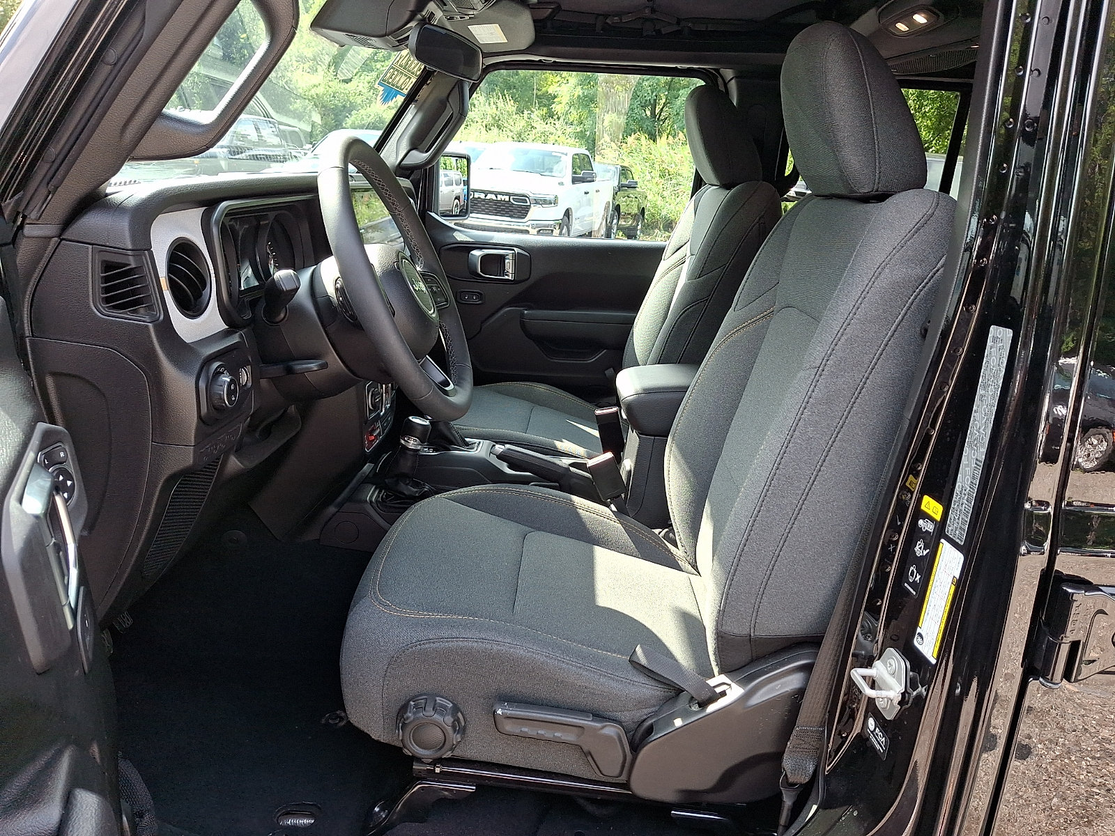 Certified 2025 Jeep Gladiator Sport AWD/4WD image 13