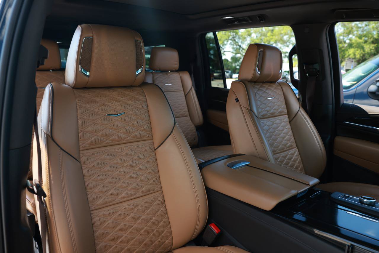 Used 2024 Cadillac Escalade ESV Premium Luxury AWD/4WD image 16