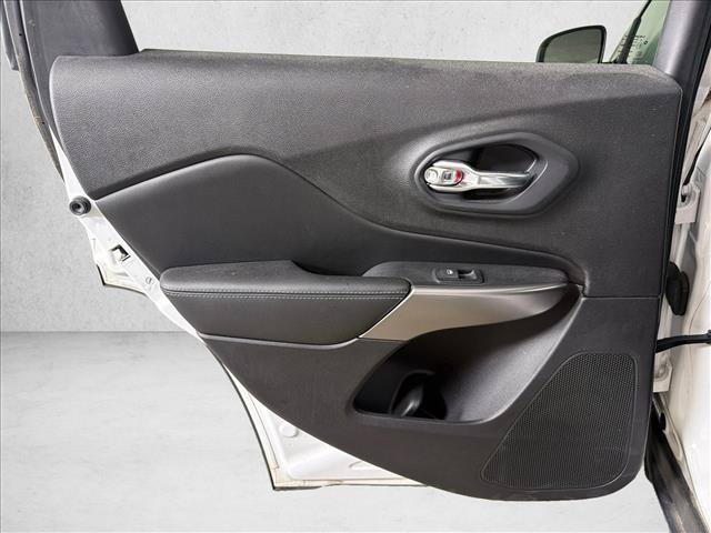 Used 2019 Jeep Cherokee Latitude w/ Popular Appearance Group FWD image 21
