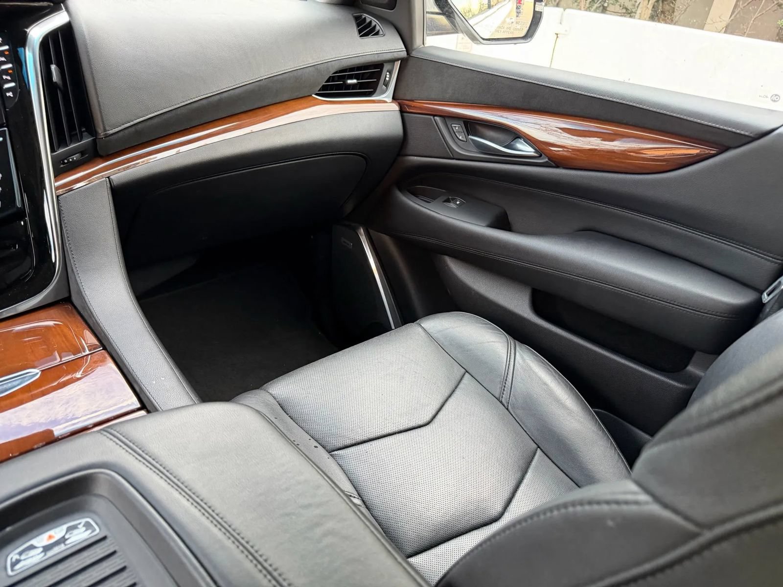 Used 2018 Cadillac Escalade ESV Luxury AWD/4WD image 18
