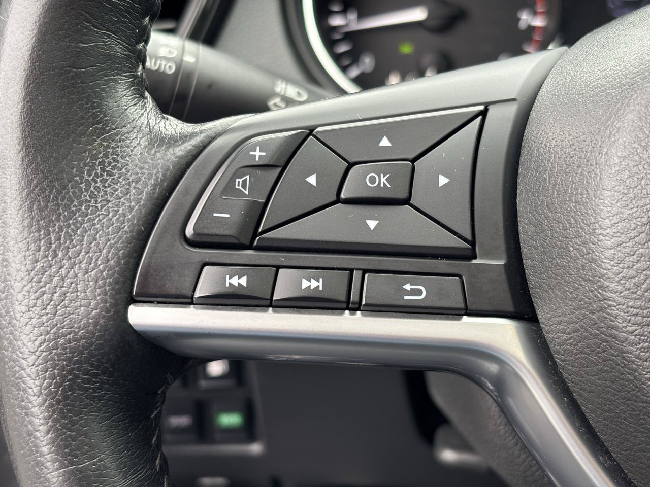 Used 2018 Nissan Rogue SV w/ Sun & Sound Touring Package AWD/4WD image 20