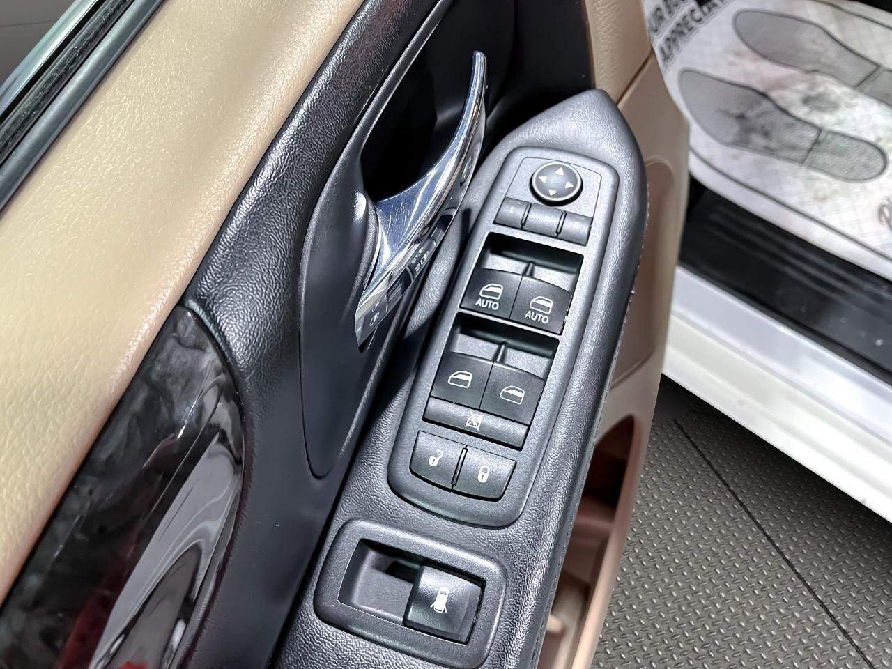 Used 2016 Dodge Grand Caravan SXT image 12